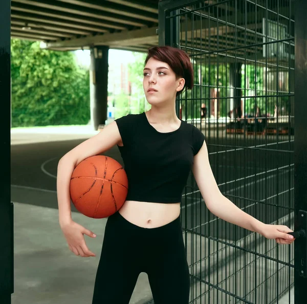 Gadis Kaukasia Berdiri Dekat Pagar Lapangan Basket Jalanan Memegang Bola — Stok Foto