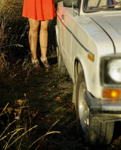 Mujer Pie Cerca Coche Retro Campo Maíz — Foto de Stock