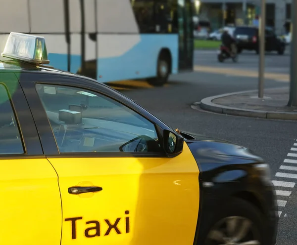 Yellow Taxi Drive Blue Bus Bus Taxi City Transportation Vehicle — Stock Photo, Image