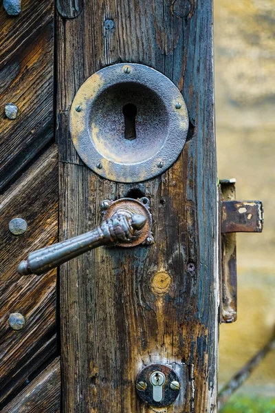 Alte Rostige Kirchentürklinke Brauner Alter Holztür — Stockfoto