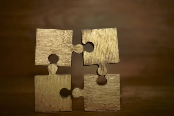 四个木制拼图 连接人的概念 — 图库照片