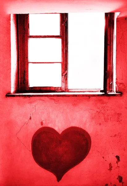 Vörös Szív Festett Piszkos Falra Nyitott Ablak — Stock Fotó