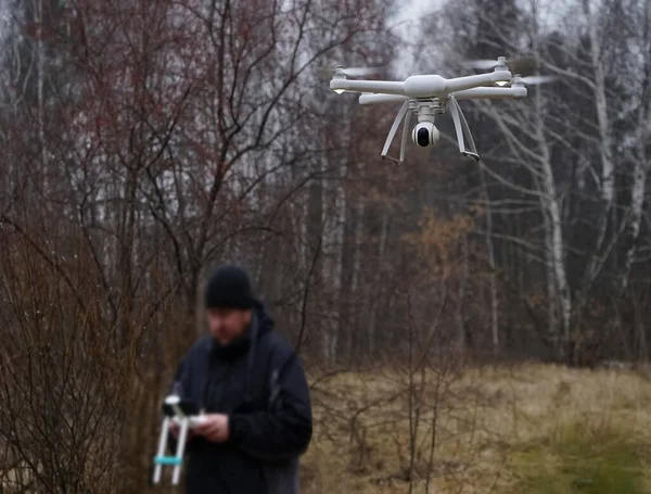 Homem Com Drone Inverno Floresta — Fotografia de Stock