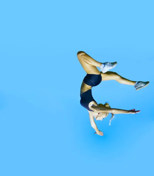 Красивая Молодая Спортивная Девушка Прыгает Полю Парке Шортах Топе — стоковое фото