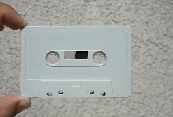 Mockup Fehér Compact Audio Cassette Fogja Kezét Fehér Szalag — Stock Fotó