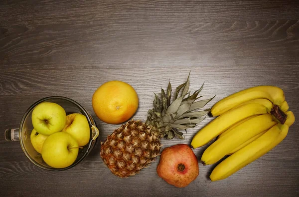 Abacaxi Bananas Maçãs Amarelas Sobre Fundo Madeira Preta Fruta Tropical — Fotografia de Stock