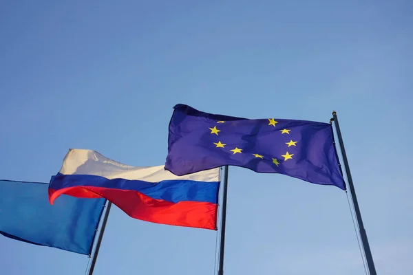 Unión Europea Banderas Rusas Fondo Del Cielo Azul —  Fotos de Stock