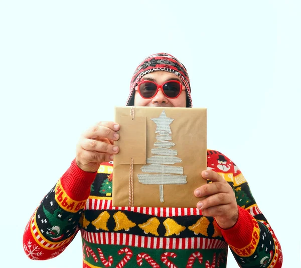 Hombre Divertido Sombrero Punto Que Oculta Cara Detrás Caja Regalo —  Fotos de Stock