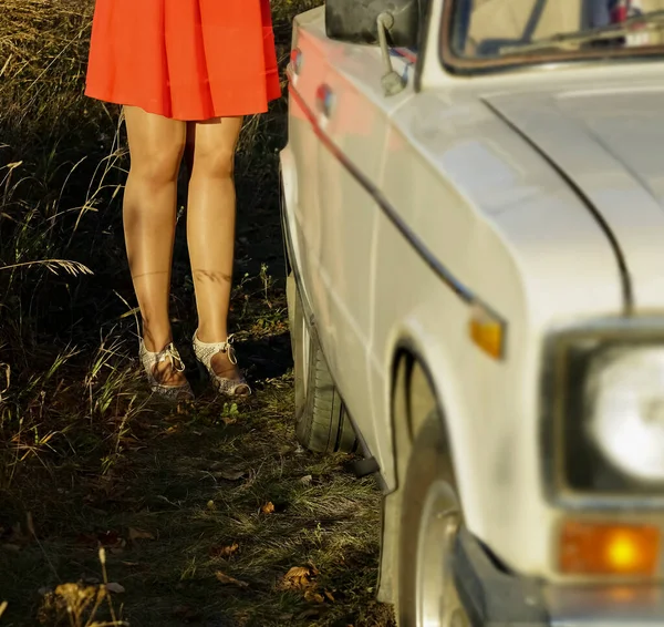 Mujer Pie Cerca Coche Retro Campo Maíz — Foto de Stock