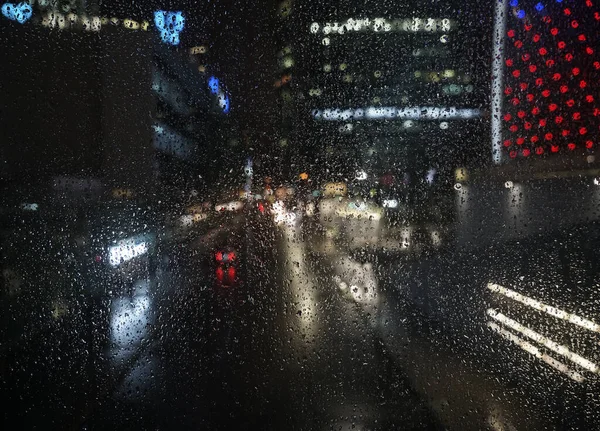 Droppar Regn Glas Bakgrund Street Bokeh Ljus Fokus Abstrakt Bakgrund — Stockfoto