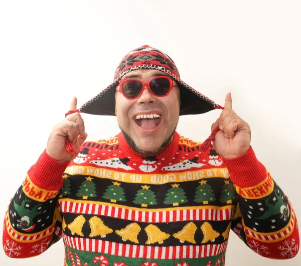 뜨개질 스웨터를 모자를 선글라스를 배경에 — 스톡 사진