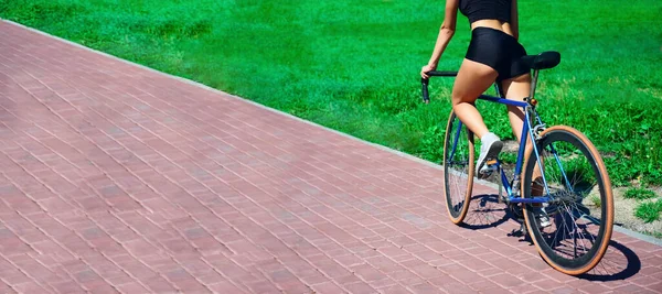 Ciclista Donna Bicicletta Hipster Vista Posteriore Niente Faccia Lastre Pavimentazione — Foto Stock