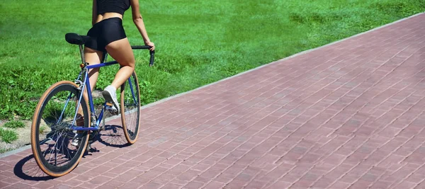 Ciclista Donna Bicicletta Hipster Vista Posteriore Niente Faccia Lastre Pavimentazione — Foto Stock