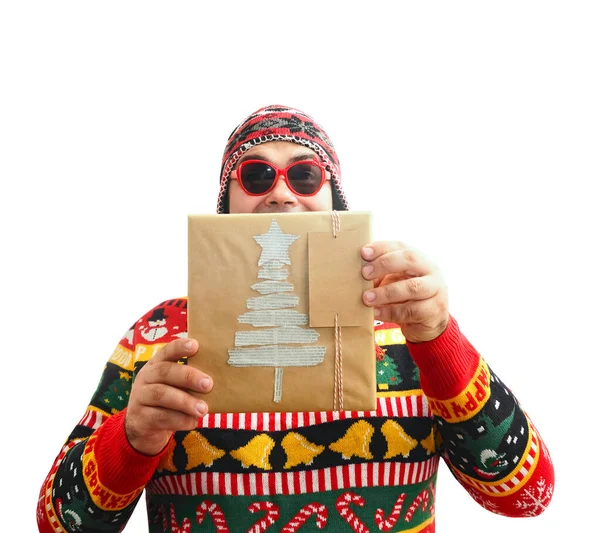Lustiger Mann Mit Strickmütze Der Sein Gesicht Hinter Einer Weihnachtsgeschenkschachtel — Stockfoto