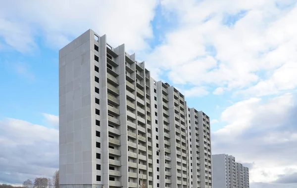 Voorzijde Van Een Flatgebouw Blauwe Lucht Achtergrond Modern Betonnen Appartementengebouw — Stockfoto