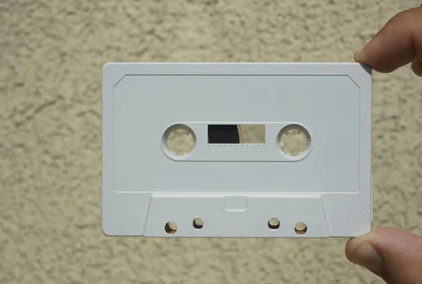 Mockup Bílá Kompaktní Audiokazeta Drží Ruku Bílá Páska — Stock fotografie