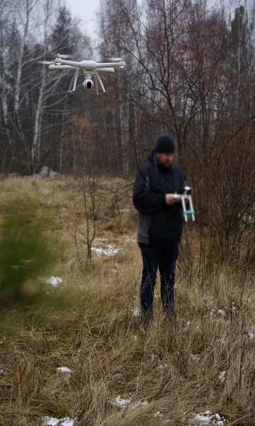 Homem Com Drone Inverno Floresta — Fotografia de Stock