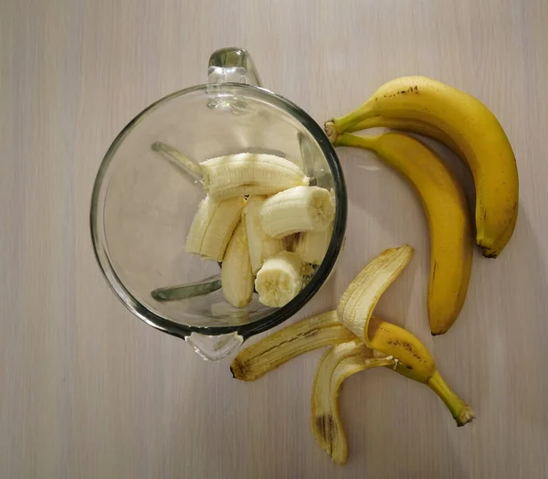 バナナの束だ ブレンダースムージー調製トップビュー フィットネス健康的な食事 きれいな食事 スポーツライフスタイルの概念 — ストック写真