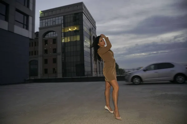 暗闇の中に立つ女性 夜のシーン タクシー待ちの実業家 — ストック写真