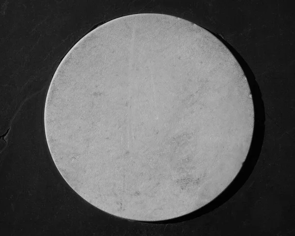 Weiße Marmorplatte Auf Schwarzem Hintergrund Ansicht Von Oben Leerer Kopierraum — Stockfoto