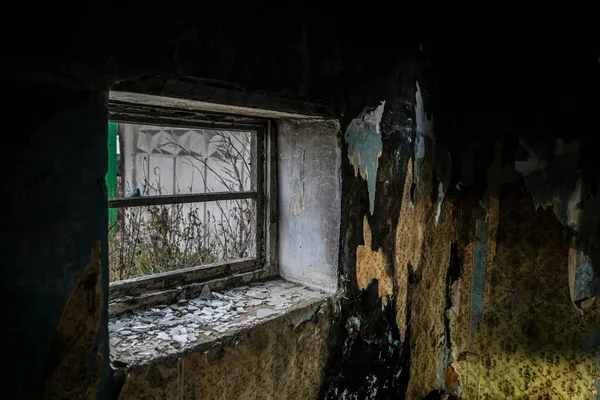 Vista Través Vieja Ventana Quemado Casa Vidrio Roto —  Fotos de Stock