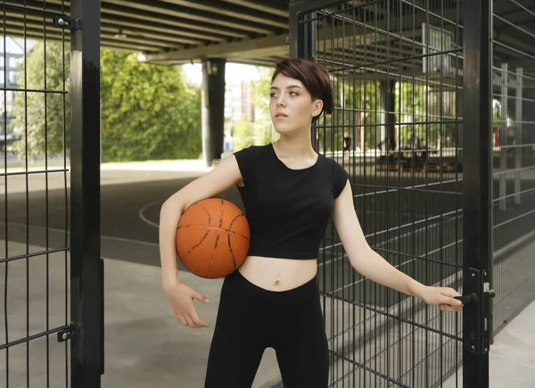 Gadis Kaukasia Berdiri Dekat Pagar Lapangan Basket Jalanan Memegang Bola — Stok Foto