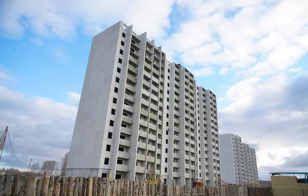 Voorzijde Van Een Flatgebouw Blauwe Lucht Achtergrond Modern Betonnen Appartementengebouw — Stockfoto