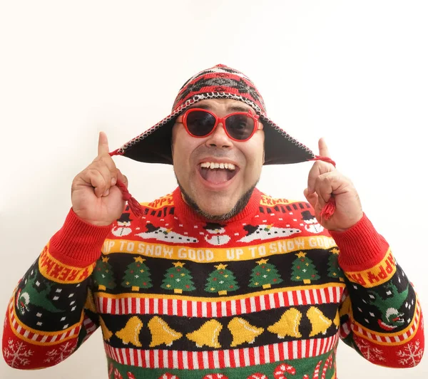 뜨개질 스웨터를 모자를 선글라스를 배경에 — 스톡 사진