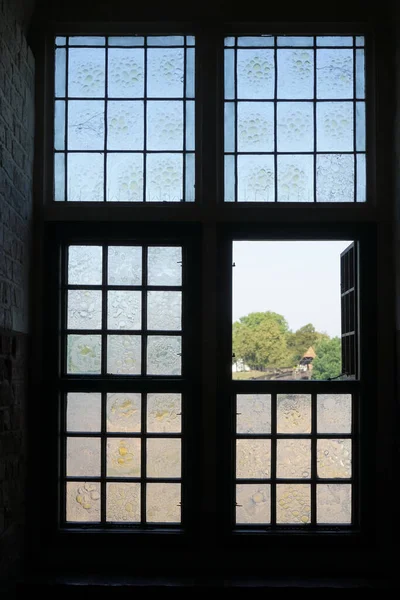 Vue Sur Parc Depuis Fenêtre Ouverte Salle Lumineuse — Photo