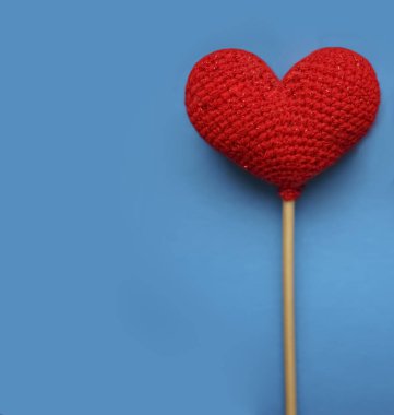 Kırmızı yün kalp mavi arka planda izole edilmiş. Sevgililer günün kutlu olsun..