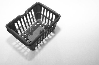 Boş plastik alışveriş sepeti izole edilmiş. en üstteki görünüm.