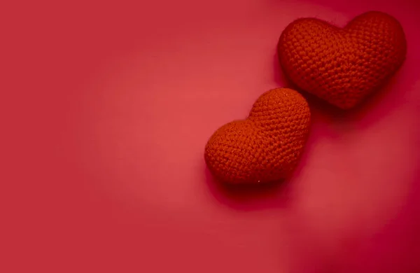 Dois Corações Malha Vermelha Isolados Ideia Feliz Dia Dos Namorados — Fotografia de Stock