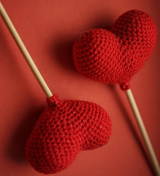 Two Red Knitted Hearts Isolated Red Background Happy Valentines Day — Stock Photo, Image