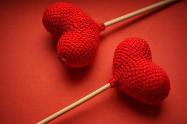 Dos Corazones Rojos Punto Aislados Sobre Fondo Rojo Feliz Día —  Fotos de Stock