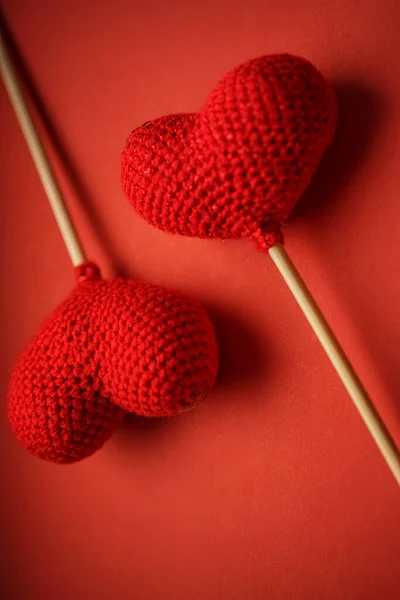 Dois Corações Malha Vermelha Isolados Fundo Vermelho Ideia Feliz Dia — Fotografia de Stock