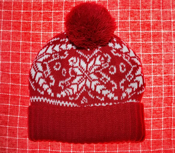 Κόκκινο Πλεκτό Καπέλο Χειμώνα Πλεκτό Κάλυμμα Που Απομονώνεται Κόκκινο Ύφασμα — Φωτογραφία Αρχείου