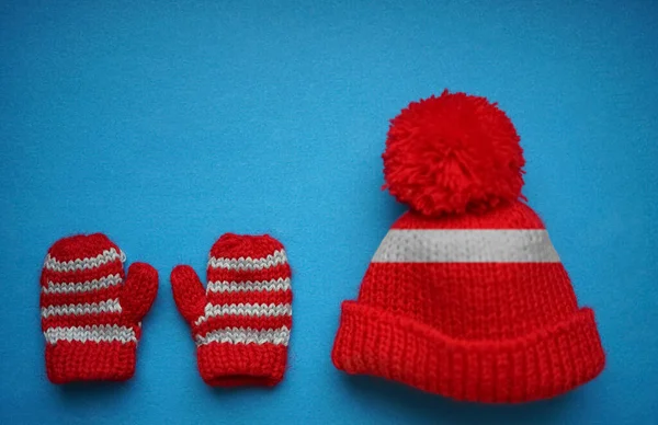 Bonnet Hiver Tricoté Paire Mitaines Isolées Sur Fond Bleu Vue — Photo