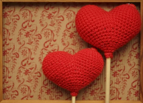 Ahşap Çerçeveye Örülmüş Iki Kırmızı Kalp Sevgililer Günün Kutlu Olsun — Stok fotoğraf