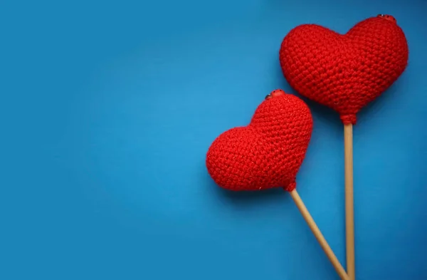 Δύο Κόκκινες Πλεκτές Καρδιές Απομονωμένες Μπλε Φόντο Χαρούμενη Ιδέα Του — Φωτογραφία Αρχείου
