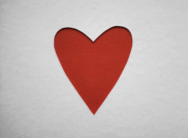 Kağıttan Kesilmiş Kırmızı Kalp Arkaplanda Izole — Stok fotoğraf