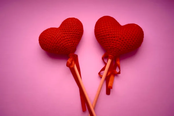 Δύο Κόκκινες Πλεκτές Καρδιές Απομονωμένες Λευκό Φόντο Χαρούμενη Ιδέα Του — Φωτογραφία Αρχείου