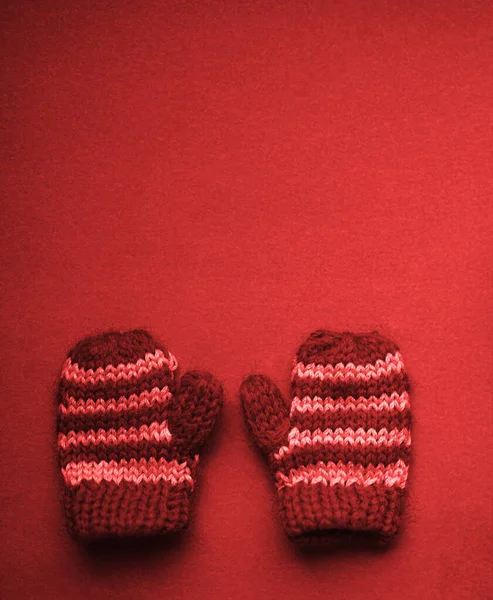 Knitted Pair Red Mittens Isolated Background Top View Flat Lay — Stock Photo, Image
