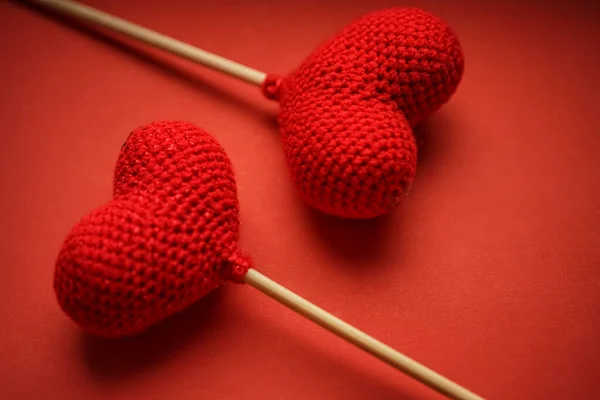 Two Red Knitted Hearts Isolated Red Background Happy Valentines Day — Stock Photo, Image
