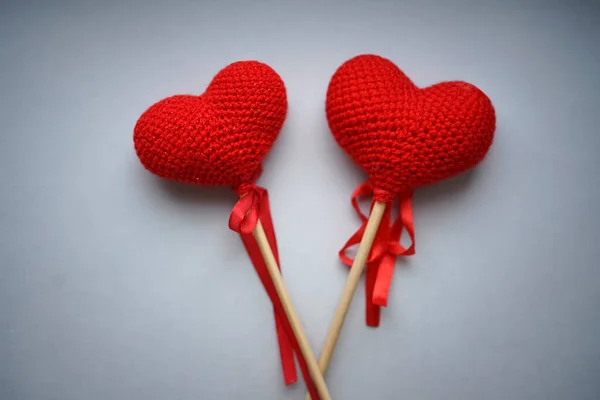 Két Piros Kötött Szív Fehér Alapon Elszigetelve Boldog Valentin Napot — Stock Fotó