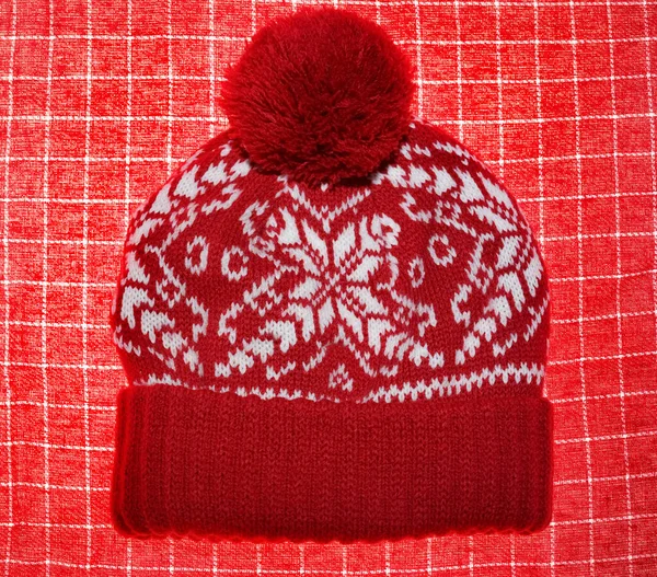 Κόκκινο Πλεκτό Καπέλο Χειμώνα Πλεκτό Κάλυμμα Που Απομονώνεται Κόκκινο Ύφασμα — Φωτογραφία Αρχείου