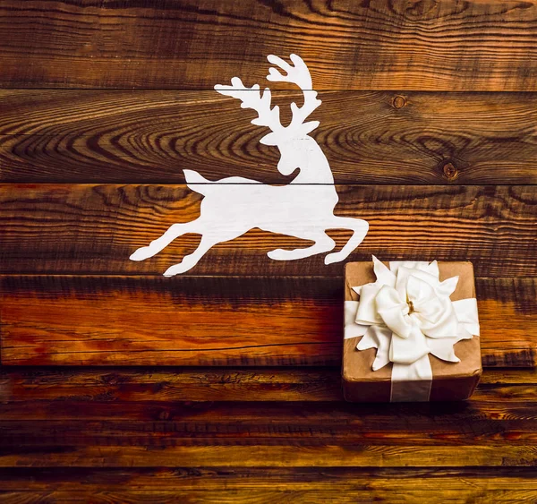 Cervo Bianco Dipinto Tavole Legno Confezione Regalo Avvolta Carta Artigianale — Foto Stock