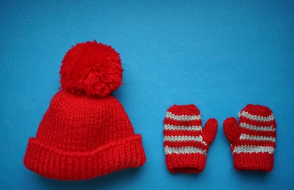 Bonnet Hiver Tricoté Paire Mitaines Isolées Sur Fond Bleu Vue — Photo