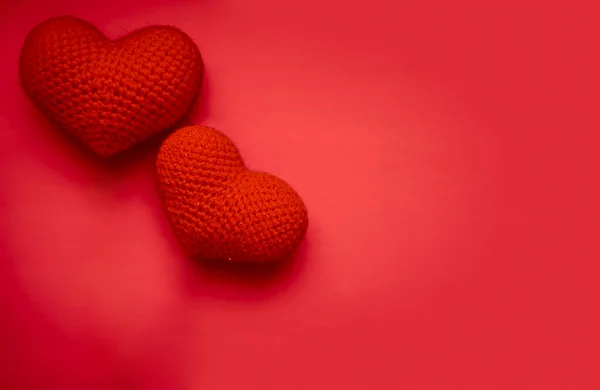 Dois Corações Malha Vermelha Isolados Ideia Feliz Dia Dos Namorados — Fotografia de Stock