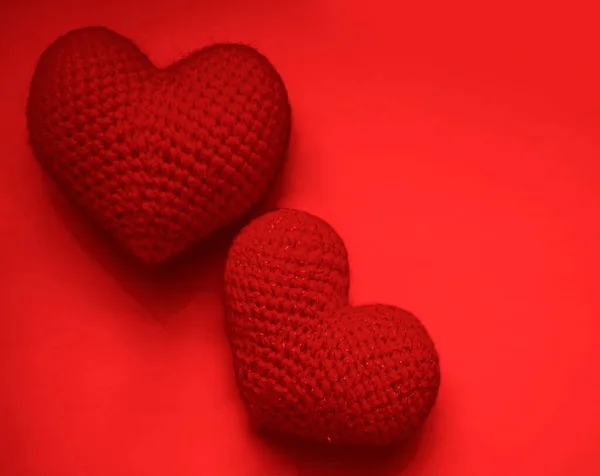 Δύο Κόκκινες Πλεκτές Καρδιές Απομονωμένες Χαρούμενη Ιδέα Του Αγίου Βαλεντίνου — Φωτογραφία Αρχείου