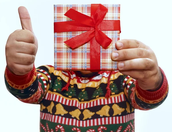 クリスマスの贈り物と赤い箱の後ろに隠れてニットセーターの男 白地に隔離されてる メリークリスマスと幸せな新年 — ストック写真